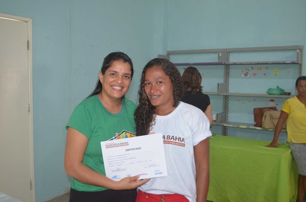 Prefeitura de Camacã entrega Certificado a Concluintes do Curso de Corte de Costura
